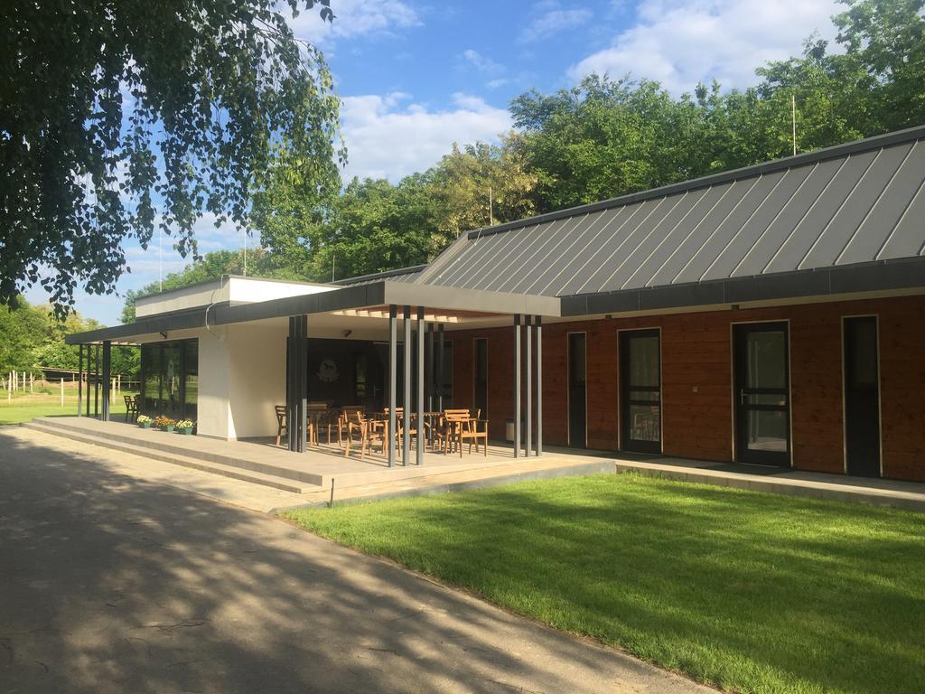 Mohacsi Wellness Vendeghaz Es Lovasklub Hotel Екстериор снимка